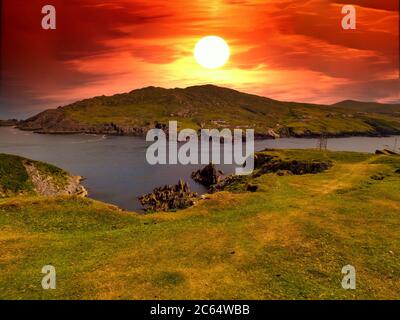 Image d'un magnifique coucher de soleil sur l'île Dursey à la pointe sud-ouest de la péninsule de Beara dans le comté de Cork, en Irlande. Banque D'Images