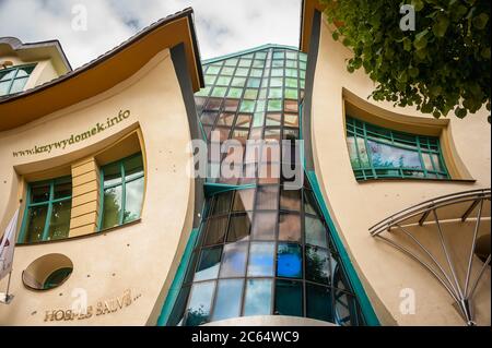 La maison Crooked (Krzywy Domek) sur la rue Monte Cassino., Sopot. Bâtiment de forme inhabituelle, construit en 2004, conçu par les architectes Szotynscy & Zaleski Banque D'Images