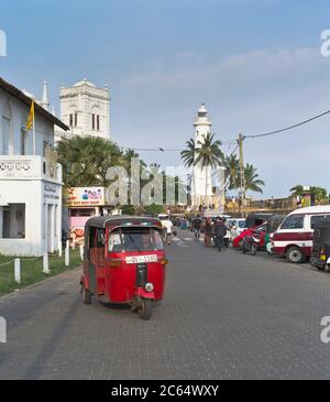 dh Sri Lankan Tuk Tuk taxi rue GALLE FORT SRI LANKA scène forts moteur tuks pousse-pousse Banque D'Images