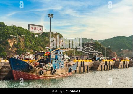 Fuao Harbour à l'île de Nangan, Matsu, Taiwan. Traduction du texte chinois est "faire une lance comme oreiller à attendre la pause de jour", il signifie tout à Banque D'Images