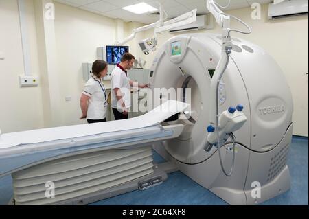 Scanner dans un service hospitalier. Une tomographie informatisée (TDM ou CAT) utilise des ordinateurs et des machines à rayons X rotatives Banque D'Images