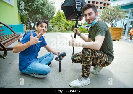 Opérateur de nacelle avec équipament noir - stabilisateur et caméra de cinéma . Un homme non identifié tenant la nacelle un stabilisateur de caméra . Homme tenant la nacelle Banque D'Images