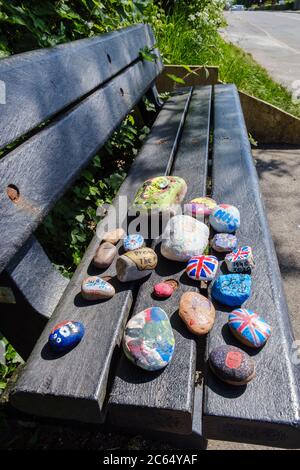 Des galets colorés peints par des enfants lors du confinement de Covid-19 pour montrer leur soutien au NHS et à la communauté, Ashbourne Derbyshire, Angleterre Banque D'Images