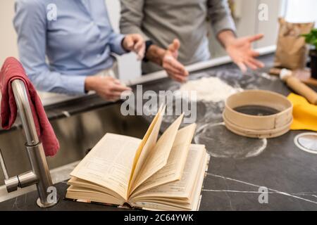 Couple debout dans une cuisine, faisant des pâtes maison fraîches. Banque D'Images