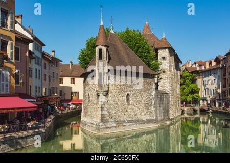 Annecy, département de haute-Savoie, Rhône-Alpes, France. Le château du XIIe siècle Palais de l'Isle, au milieu de la rivière Thiou. Banque D'Images