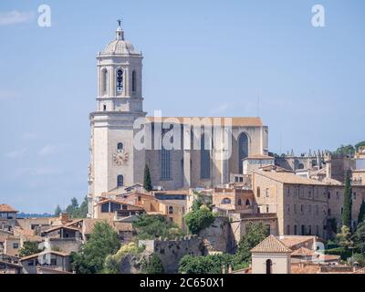 La cathédrale de Gérone, parmi les maisons anciennes de la vieille ville de Gérone, en Espagne. Banque D'Images