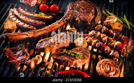 Un assortiment de légumes avec une délicieuse viande grillée sur les braises d'un barbecue Banque D'Images