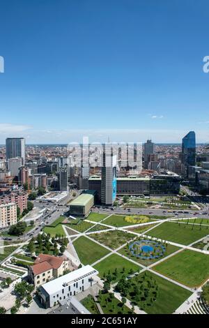 Italie, Lombardie, Milan, paysage urbain avec Biblioteca degli Alberi Park Banque D'Images