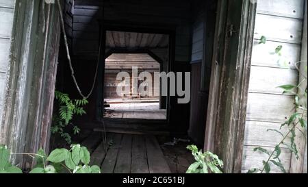 Église orthodoxe abandonnée (ancienne croyance) dans la région d'Arkhangelsk, abominatio desolationis. Dans l'église continuer à marcher un ancien paroishioner individuel, icône, ie Banque D'Images