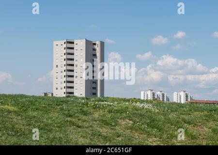 Italie, Lombardie, Milan, quartier de Bicocca, paysage urbain depuis le parc Collina dei Ciliegi Banque D'Images