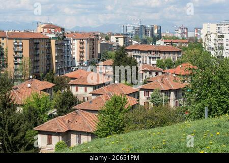 Italie, Lombardie, Milan, quartier de Bicocca, paysage urbain avec village Pirelli du parc Collina dei Ciliegi, Banque D'Images