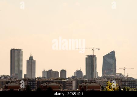 Italie, Lombardie, Milan, quartier de Bicocca, paysage urbain depuis le parc Collina dei Ciliegi Banque D'Images