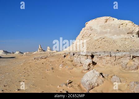 Paysage magnifique. Résumé nature formations rocheuses alias sculptures dans le désert blanc occidental, Sahara. Égypte. Afrique. AISH el-Ghorab Banque D'Images