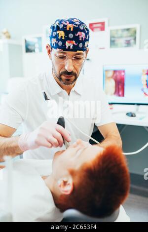 Minsk, Bélarus - 11 juin 2020 : dentiste en travaillant avec un patient en chaise dentaire - traitement de caries Banque D'Images