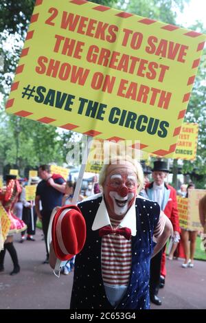 Des artistes de cirque de l'Association des propriétaires de cirque (ACP) avant de présenter une pétition au 10 Downing Street, Londres, demandant le droit de rouvrir avant la saison estivale très chargée. Banque D'Images