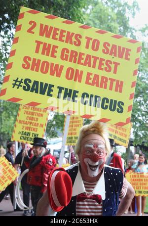 Des artistes de cirque de l'Association des propriétaires de cirque (ACP) avant de présenter une pétition au 10 Downing Street, Londres, demandant le droit de rouvrir avant la saison estivale très chargée. Banque D'Images