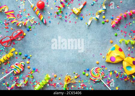 Fond de carnaval, d'anniversaire ou de fête avec des articles colorés de fête Banque D'Images