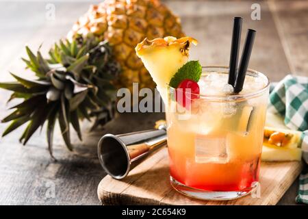 Cocktail de mai tai froid avec ananas et cerise sur une table en bois Banque D'Images