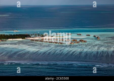 Vue aérienne des Maldives atolls les îles dans l'océan avec des chants et la belle eau turquoise Banque D'Images