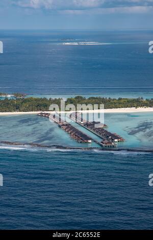 Vue aérienne des Maldives atolls les îles dans l'océan avec des chants et la belle eau turquoise Banque D'Images