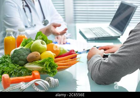 Nutritionniste consulte le patient sur une alimentation saine avec des légumes et des fruits. Concept de nutrition et de régime Banque D'Images