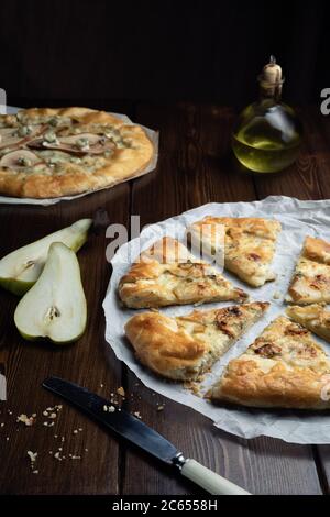 Galette de pâte sablée faite maison avec fromage bleu et poires. Prêt à manger. Cuisiner à la maison Banque D'Images