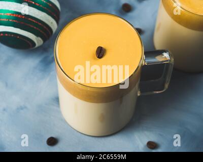 Café à la crème de dingue fouettée dans un mug en verre Banque D'Images