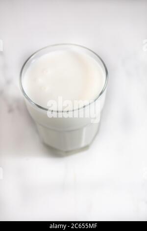 Boisson turque Ayran ou kéfir / Buttermilk à base de yaourt. Banque D'Images