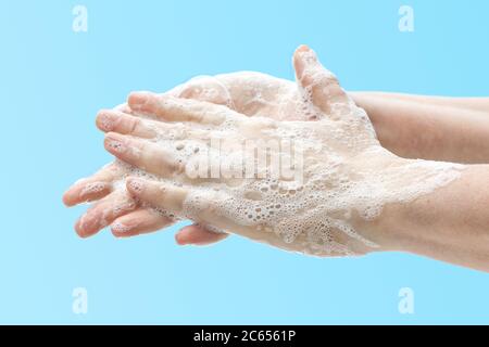 Se laver les mains avec du savon pour prévenir les germes, les bactéries ou les virus. Nettoyage des mains. Concept d'hygiène Banque D'Images
