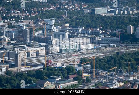 Stuttgart, Allemagne. 07e juillet 2020. Vue sur la gare principale avec tour et tablier de piste. Credit: Marijan Murat/dpa/Alay Live News Banque D'Images