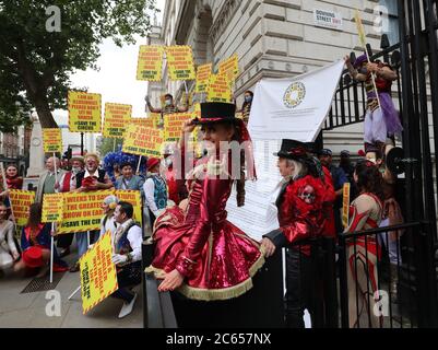 Les artistes de cirque de l'Association des propriétaires de cirque (ACP) livrent une pétition à Downing Street, Londres, demandant le droit de rouvrir avant la saison estivale très chargée. Banque D'Images