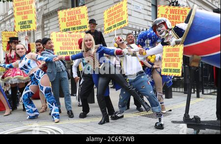 Les artistes de cirque de l'Association des propriétaires de cirque (ACP) livrent une pétition à Downing Street, Londres, demandant le droit de rouvrir avant la saison estivale très chargée. Banque D'Images