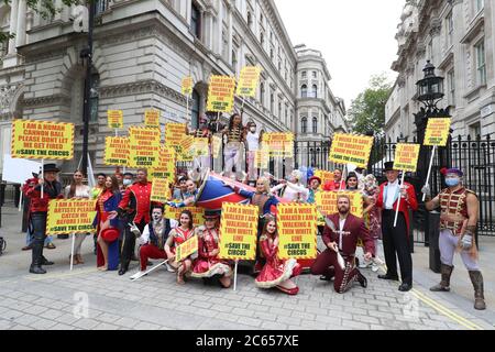 Les artistes de cirque de l'Association des propriétaires de cirque (ACP) livrent une pétition à Downing Street, Londres, demandant le droit de rouvrir avant la saison estivale très chargée. Banque D'Images