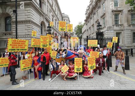 Les artistes de cirque de l'Association des propriétaires de cirque (ACP) livrent une pétition à Downing Street, Londres, demandant le droit de rouvrir avant la saison estivale très chargée. Banque D'Images