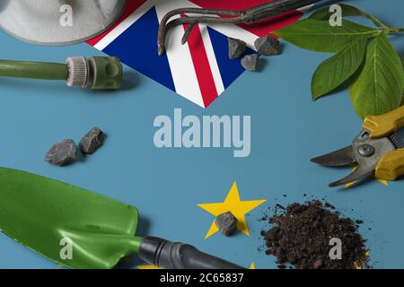 Drapeau Tuvalu avec fond outils de jardinage sur table. Concept de printemps dans le jardin avec espace de copie gratuit. Banque D'Images