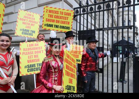 Les artistes de cirque de l'Association des propriétaires de cirque (ACP) livrent une pétition à Downing Street, Londres, demandant le droit de rouvrir avant la saison estivale très chargée. Banque D'Images