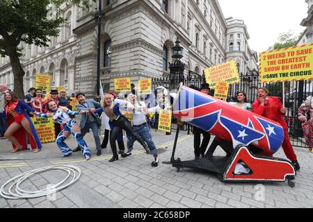 Les artistes de cirque de l'Association des propriétaires de cirque (ACP) livrent une pétition à Downing Street, Londres, demandant le droit de rouvrir avant la saison estivale très chargée. Banque D'Images