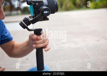 Opérateur de nacelle avec équipament noir - stabilisateur et caméra de cinéma . Un homme non identifié tenant la nacelle un stabilisateur de caméra . Homme tenant la nacelle Banque D'Images