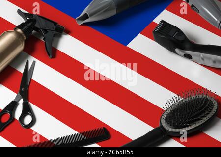 Drapeau de Malaisie avec outils de coupe de cheveux. Peignes, ciseaux et outils de coiffure dans un bureau de salon de beauté sur fond national en bois. Banque D'Images