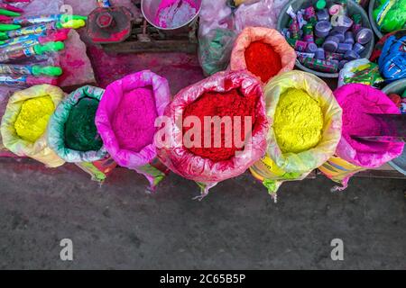 Poudre colorée à vendre à l'occasion festive de l'holi en inde. Banque D'Images