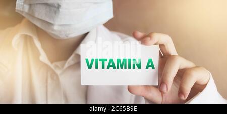 Main du médecin avec la carte et les mots vitamine A dessus. Concept de santé Banque D'Images