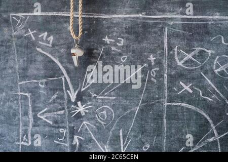 sifflet d'un entraîneur ou arbitre de football ou de football sur le tableau noir avec le diagramme de tactique de match, espace libre de copie Banque D'Images