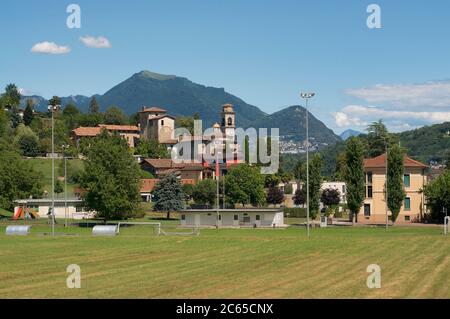 Centre du village vue de Magliaso avec la belle église, quelques vieilles maisons traditionnelles et le Monte Boglia dans l'arrière-plan situé dans le canton Ti Banque D'Images