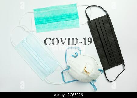 Masques chirurgicaux, 3M, maison de protection médicale sur la table avec COVID-19 mot Banque D'Images
