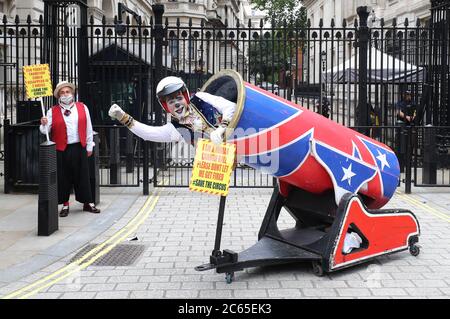 Les artistes de cirque de l'Association des propriétaires de cirque (ACP) livrent une pétition au 10 Downing Street, Londres, demandant le droit de rouvrir avant la saison estivale très chargée. Banque D'Images