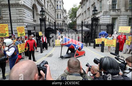 Les artistes de cirque de l'Association des propriétaires de cirque (ACP) livrent une pétition au 10 Downing Street, Londres, demandant le droit de rouvrir avant la saison estivale très chargée. Banque D'Images