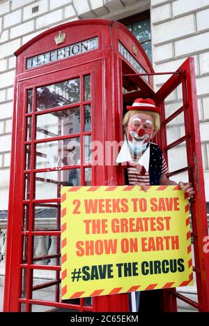 Les artistes de cirque de l'Association des propriétaires de cirque (ACP) livrent une pétition au 10 Downing Street, Londres, demandant le droit de rouvrir avant la saison estivale très chargée. Banque D'Images