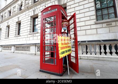 Les artistes de cirque de l'Association des propriétaires de cirque (ACP) livrent une pétition au 10 Downing Street, Londres, demandant le droit de rouvrir avant la saison estivale très chargée. Banque D'Images