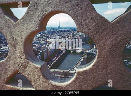 Vue sur la Tour Eiffel et la Seine encadrée de pierres sur le sommet de notre Dame à Paris. Numérisation d'archives à partir de transparents ; 1972 Banque D'Images