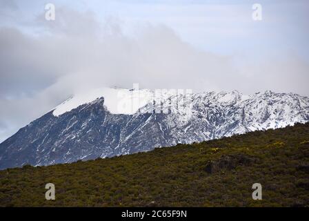 Les nuages couvraient le pic de Kibo sur le mont Kilimanjaro au lever du soleil, en Tanzanie, en Afrique Banque D'Images